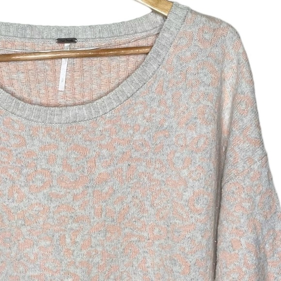 Free People Cool Cat Leopard Print Sweater Peach Cream Small - Picture 6 of 13